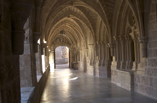 Galería este con la entrada a la sala capitular del claustro del monasterio de Piedra